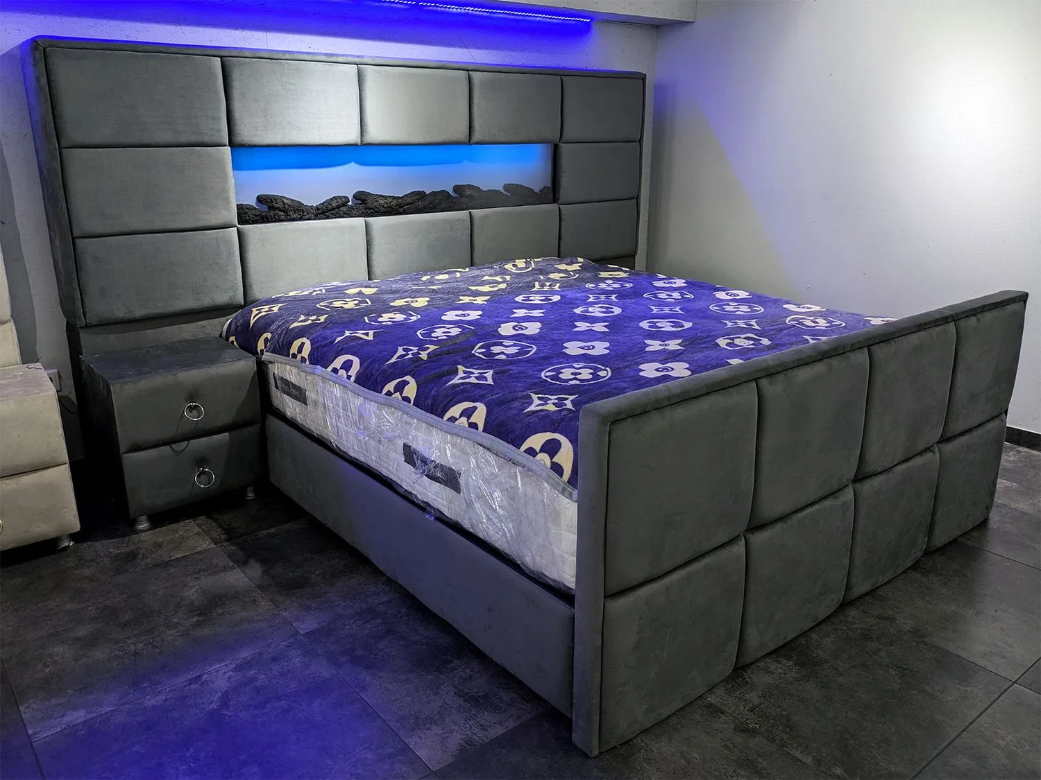 Design Bett "Mustang" Deko-Kamin Bettkasten Nachttische