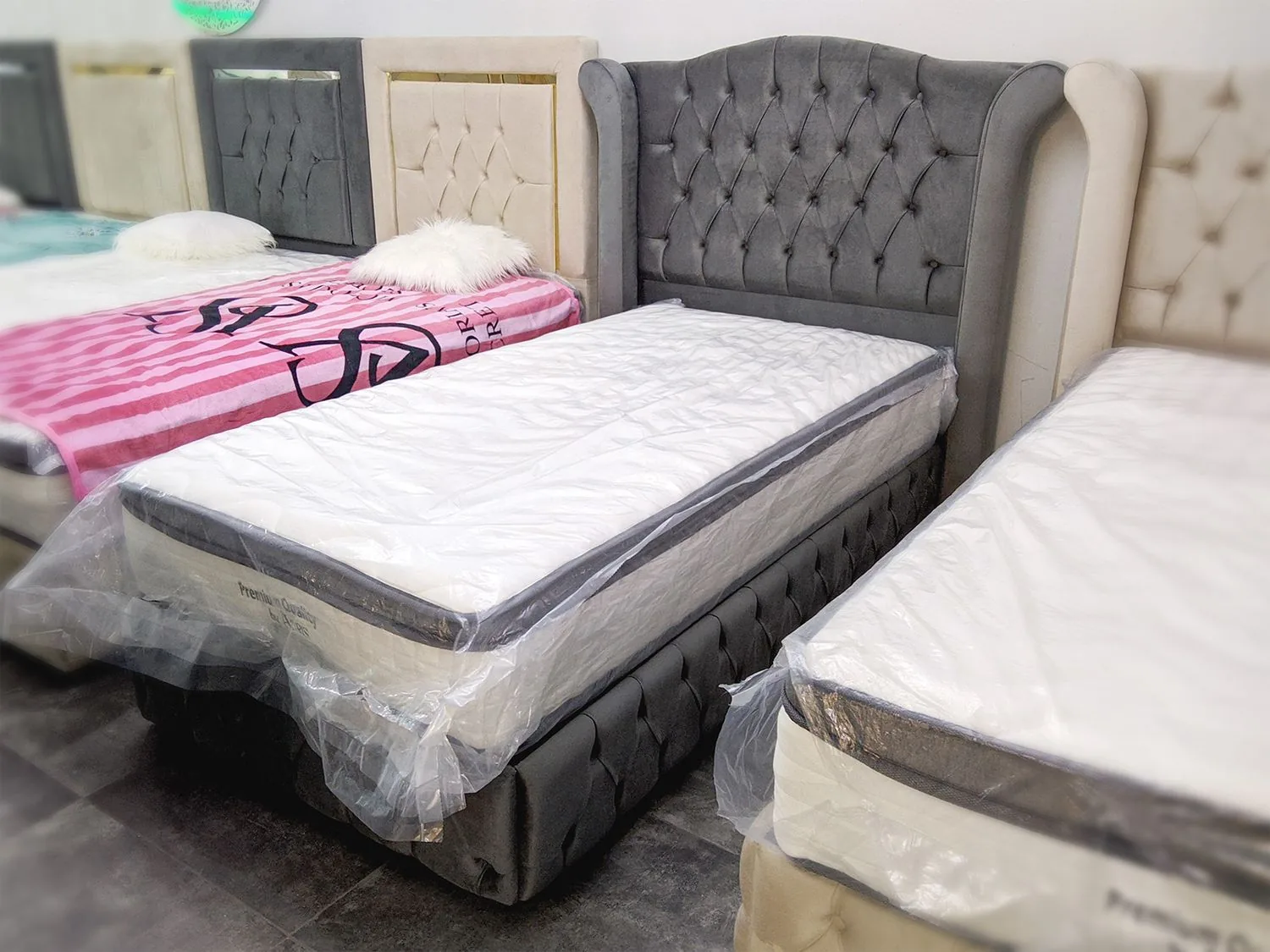 Chesterfield Einzelbett "Finn" 100x200 cm Farbauswahl + Matratze + Stauraum