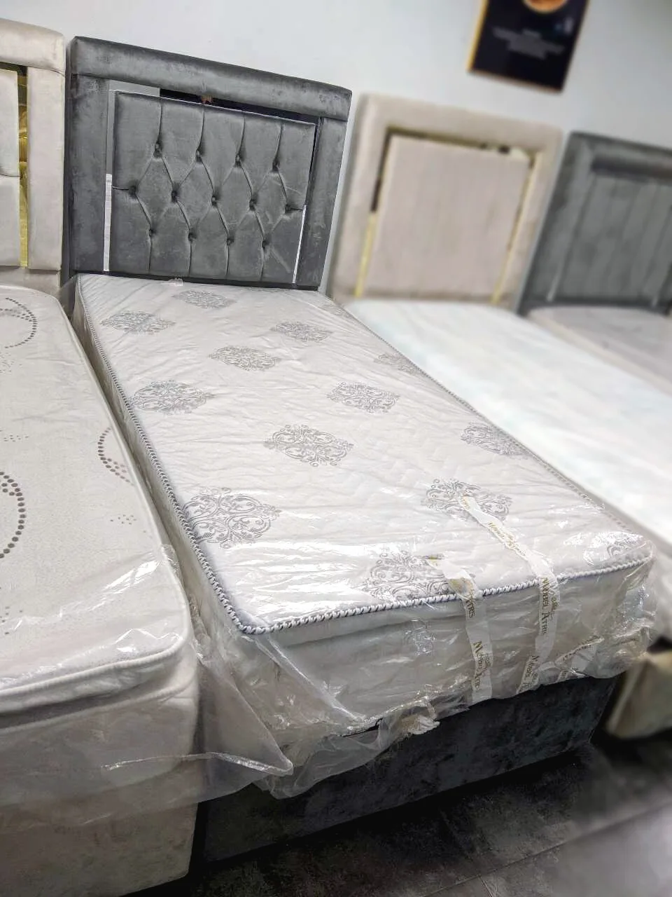 Design Einzelbett "Sanft" 200 cm Farbauswahl + Matratze & Stauraum