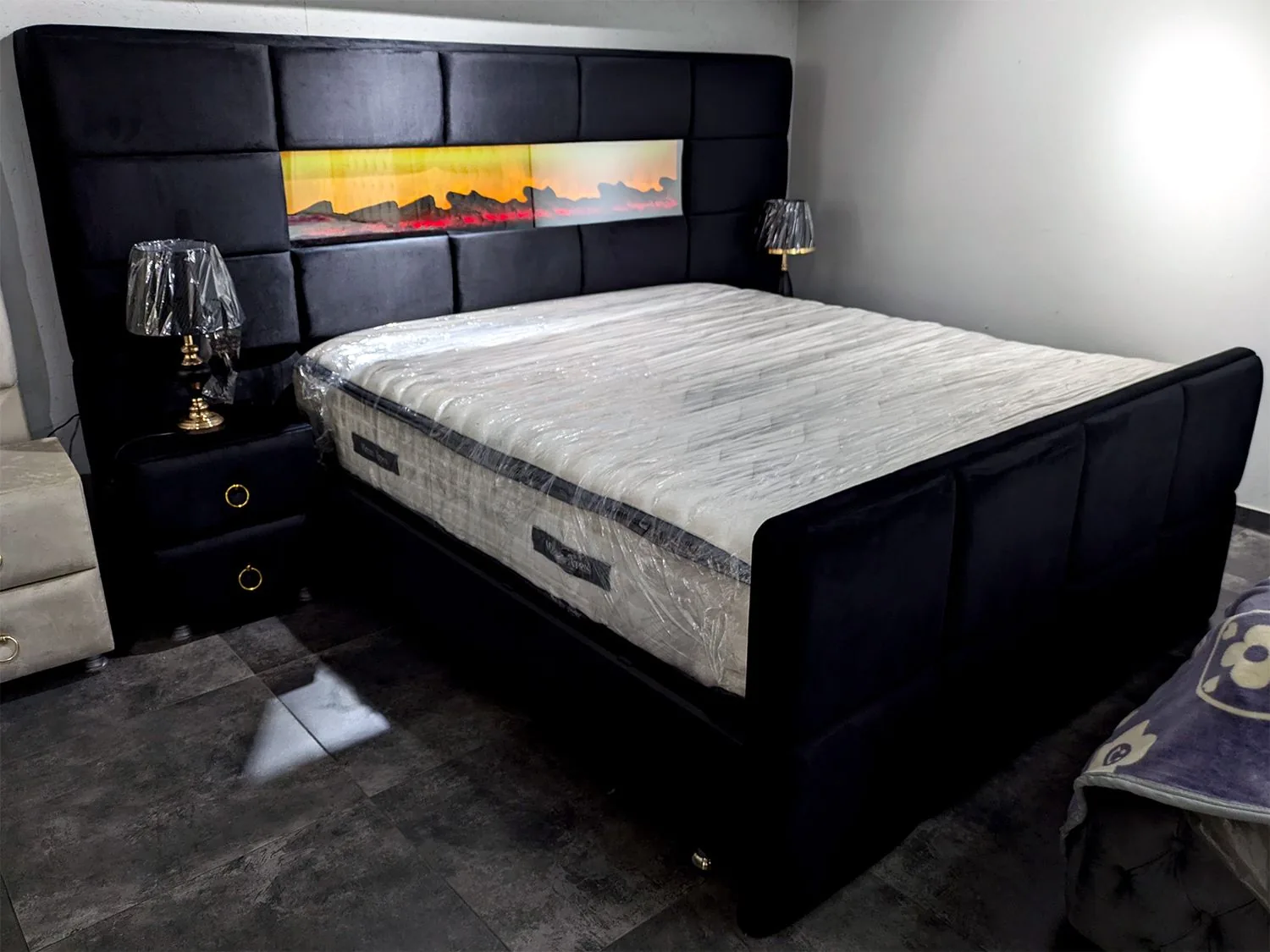 Design Bett "Mustang" Deko-Kamin Bettkasten Nachttische